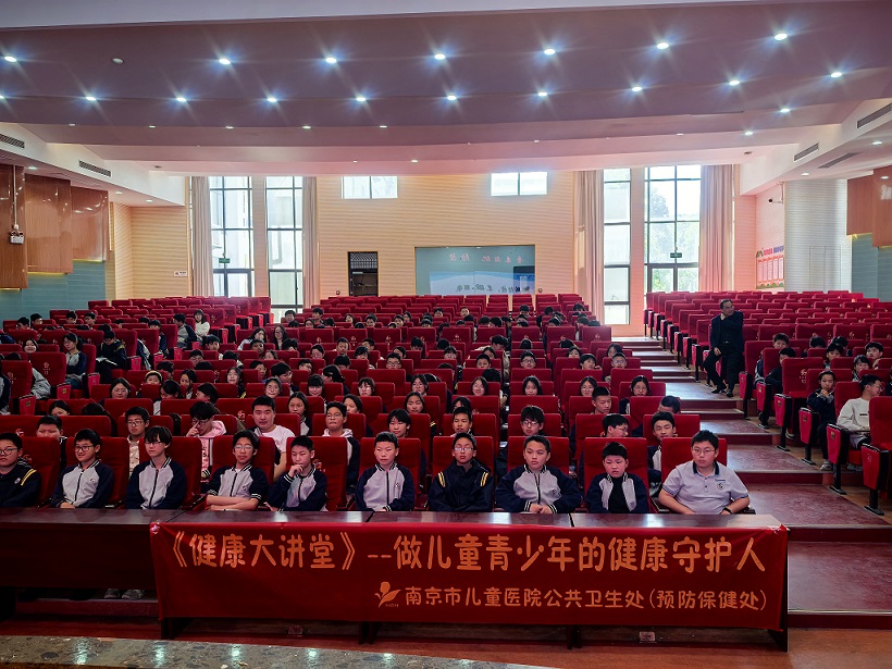 学生正面.jpg 学生正面.jpg